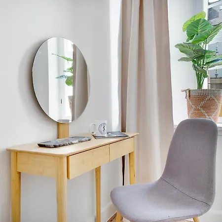 Sanders Central - Petite One-bedroom In The Middle Of It All Appartement