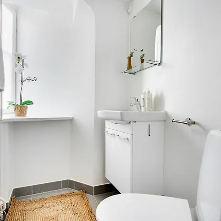 Sanders Central - Petite One-bedroom In The Middle Of It All *